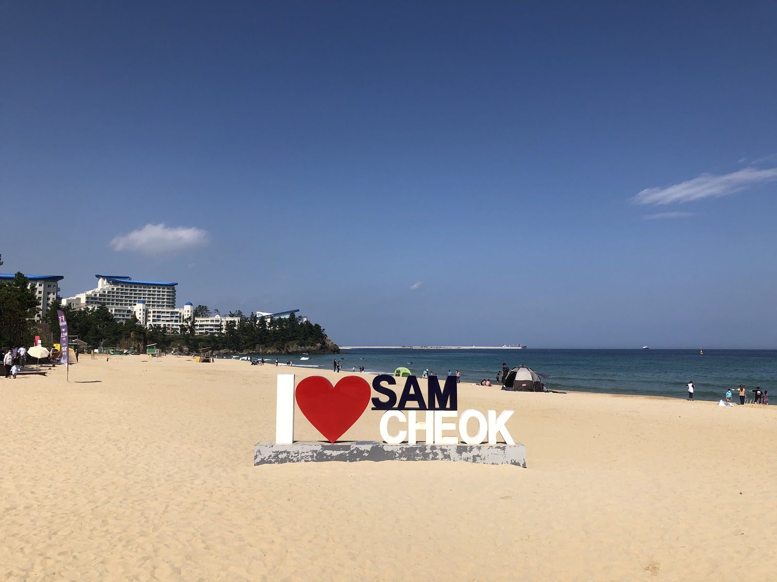 Fotografija Samcheok Beach z svetel pesek površino