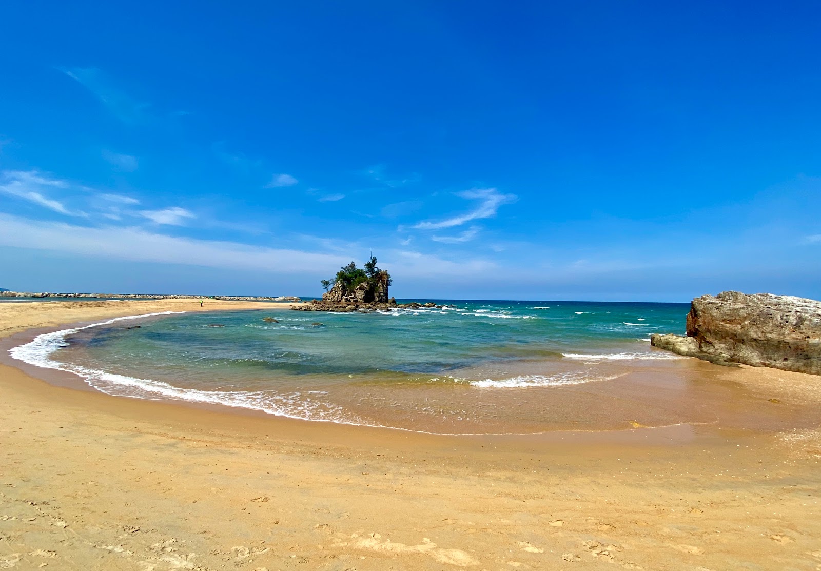 Kemasik Beach的照片 带有明亮的沙子表面