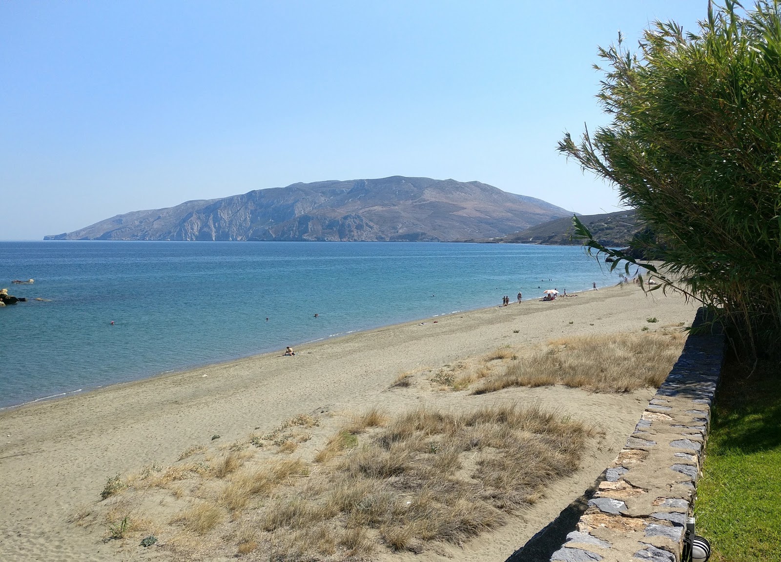 Foto di Magazia Beach sorretto da scogliere