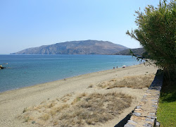 Foto di Magazia Beach sorretto da scogliere