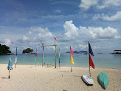 Foto de Kampung Salang apoiado por penhascos