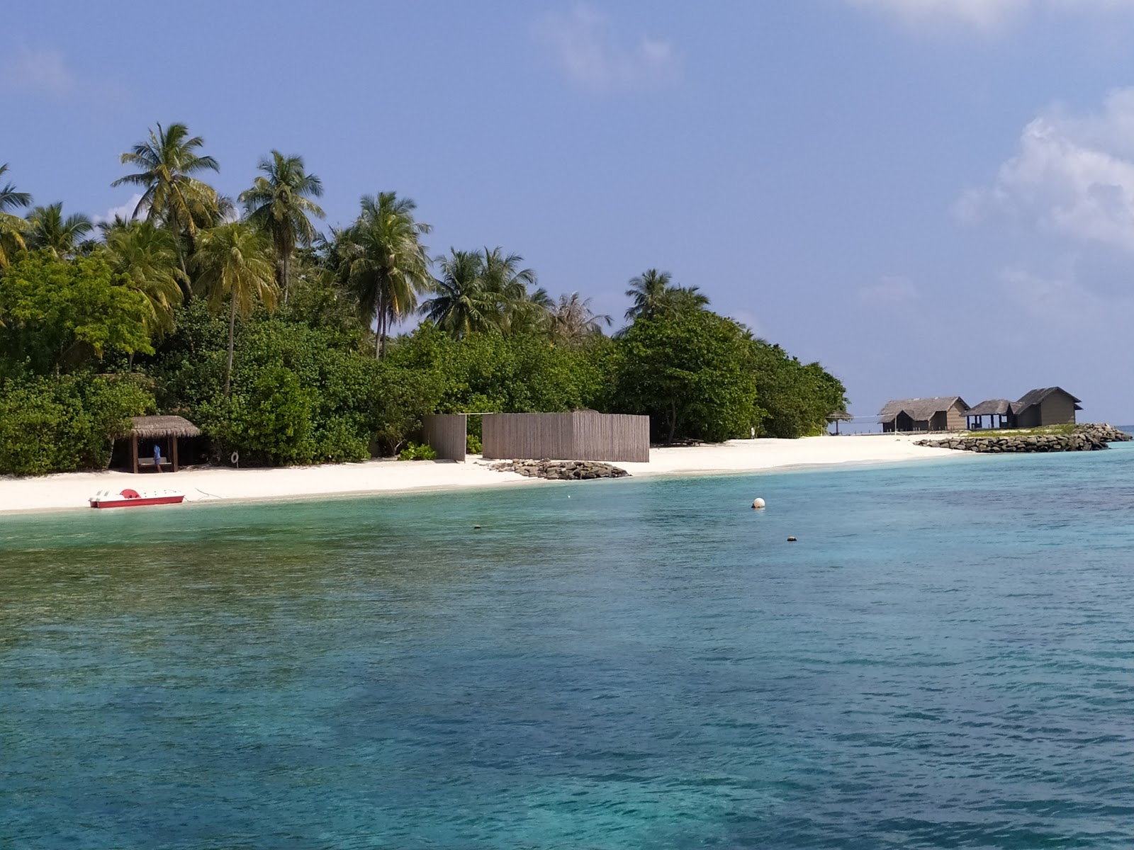 Foto av Joali Maldives med turkos rent vatten yta