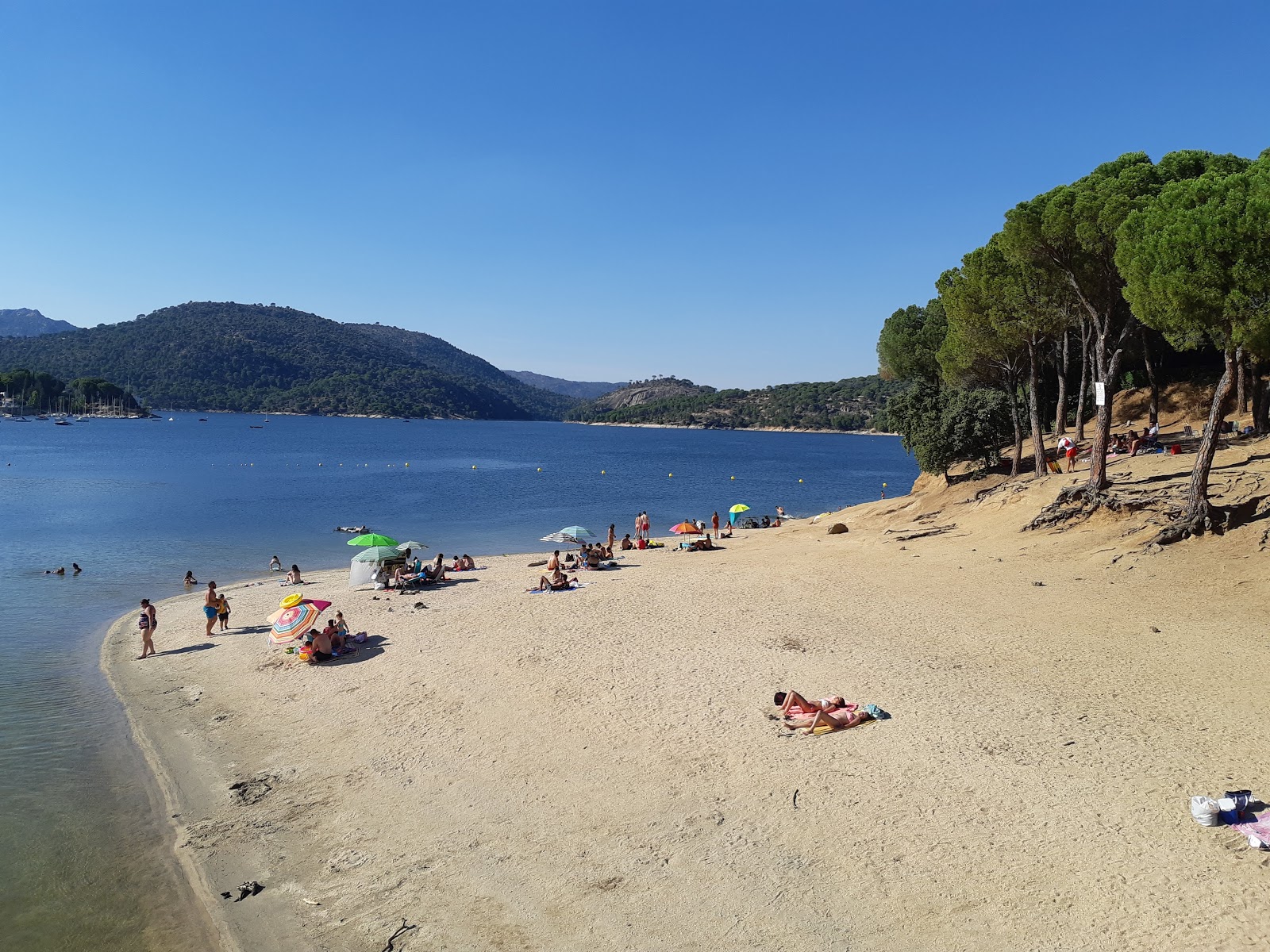 Foto di Playa del embalse con una superficie del sabbia beige