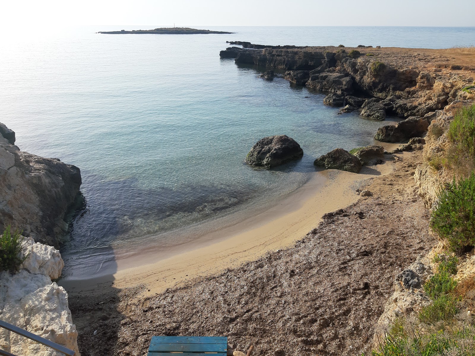 Photo de Playa Ognina avec sable gris de surface