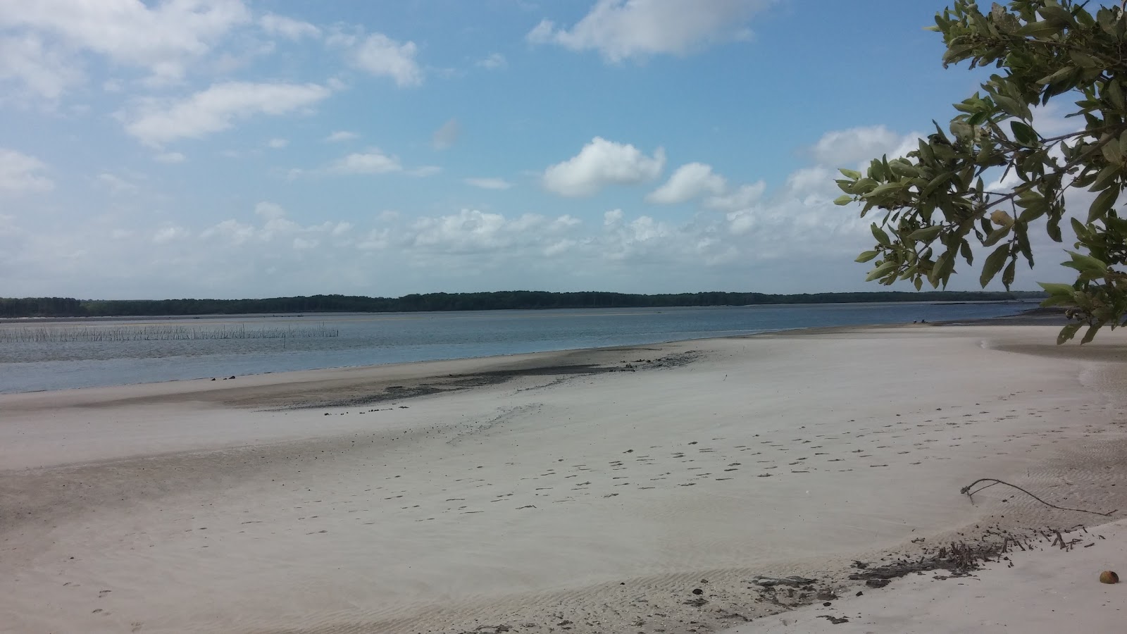 Foto van Praia de Itapetiua met helder zand oppervlakte