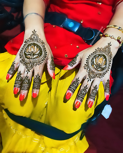 Sana Khan : Henna Artist