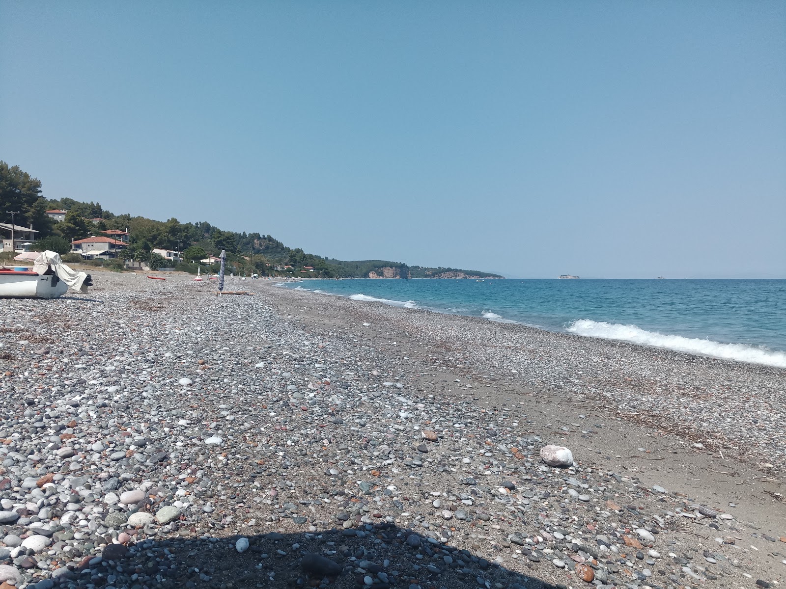 Foto af Ahladiou beach bakket op af klipperne