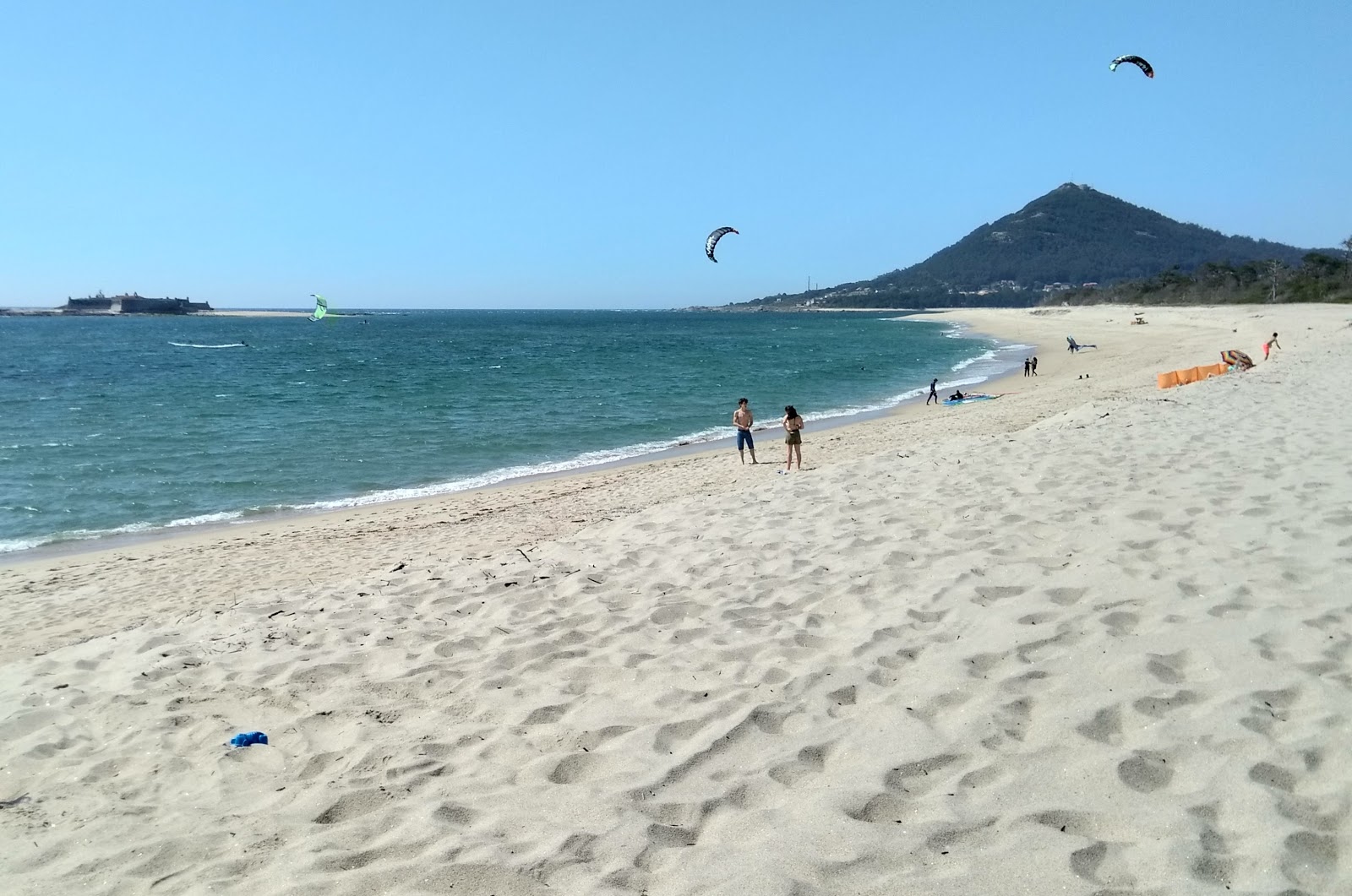 Foto di Praia de Moledo con una superficie del sabbia bianca