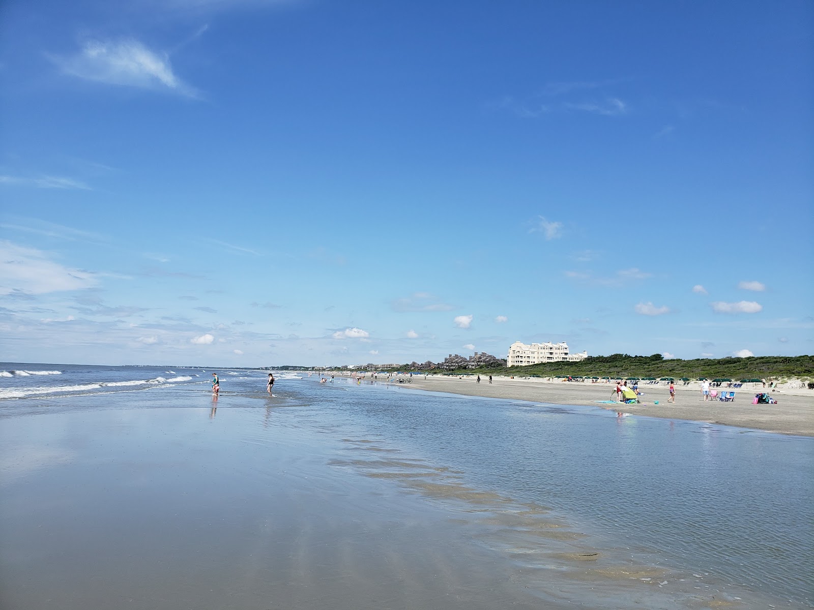 Foto av Kiawah club beach med grå sand yta