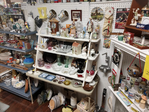 Shopping Mall «Town Peddler Craft and Antique Mall», reviews and photos, 35323 Plymouth Rd, Livonia, MI 48150, USA