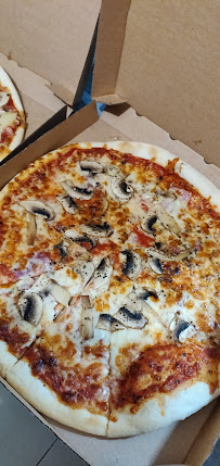 Plats et boissons du Pizzeria Luigi Pizza laverune - n°3