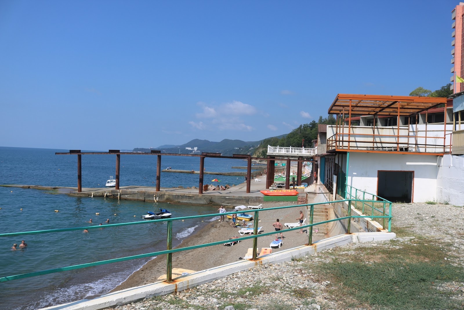 Foto de Avtotransportnik beach respaldado por acantilados