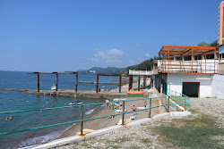Foto di Avtotransportnik beach sorretto da scogliere