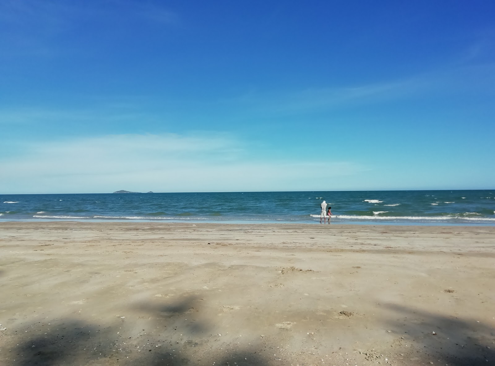 Foto de Hat Wanakorn Beach - lugar popular entre los conocedores del relax