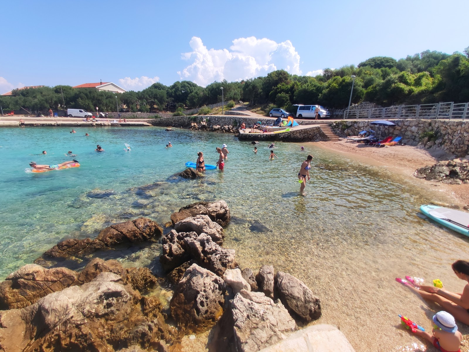 Φωτογραφία του Plaza Mata με στρωμένη επιφάνεια από σκυρόδεμα επιφάνεια
