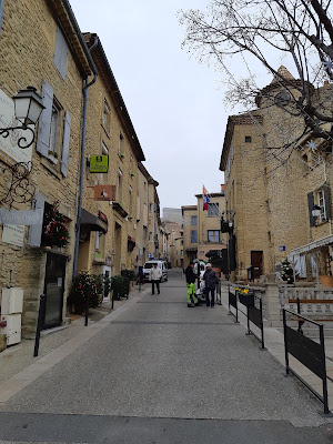 Parking de l'église à Châteauneuf-du-Pape