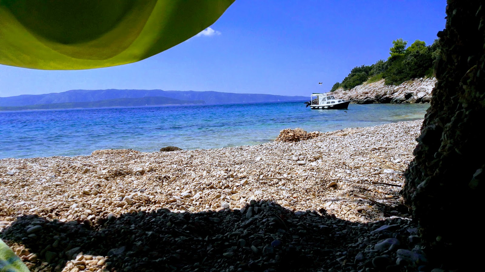 Veli Zagradac beach'in fotoğrafı dağlarla çevrili