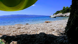 Veli Zagradac beach'in fotoğrafı dağlarla çevrili