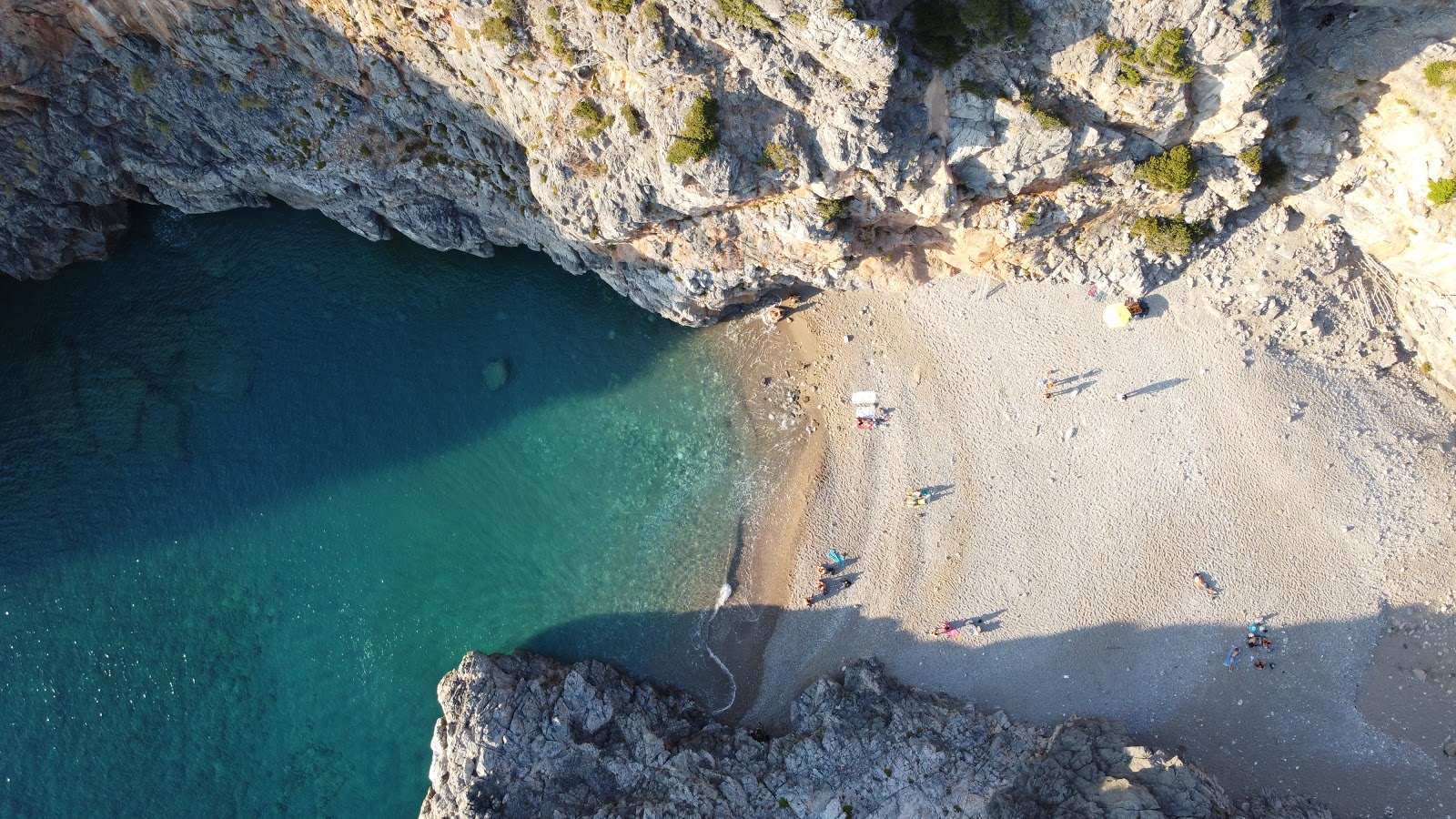 Foto van Paralia Kalami met grijze fijne kiezelsteen oppervlakte