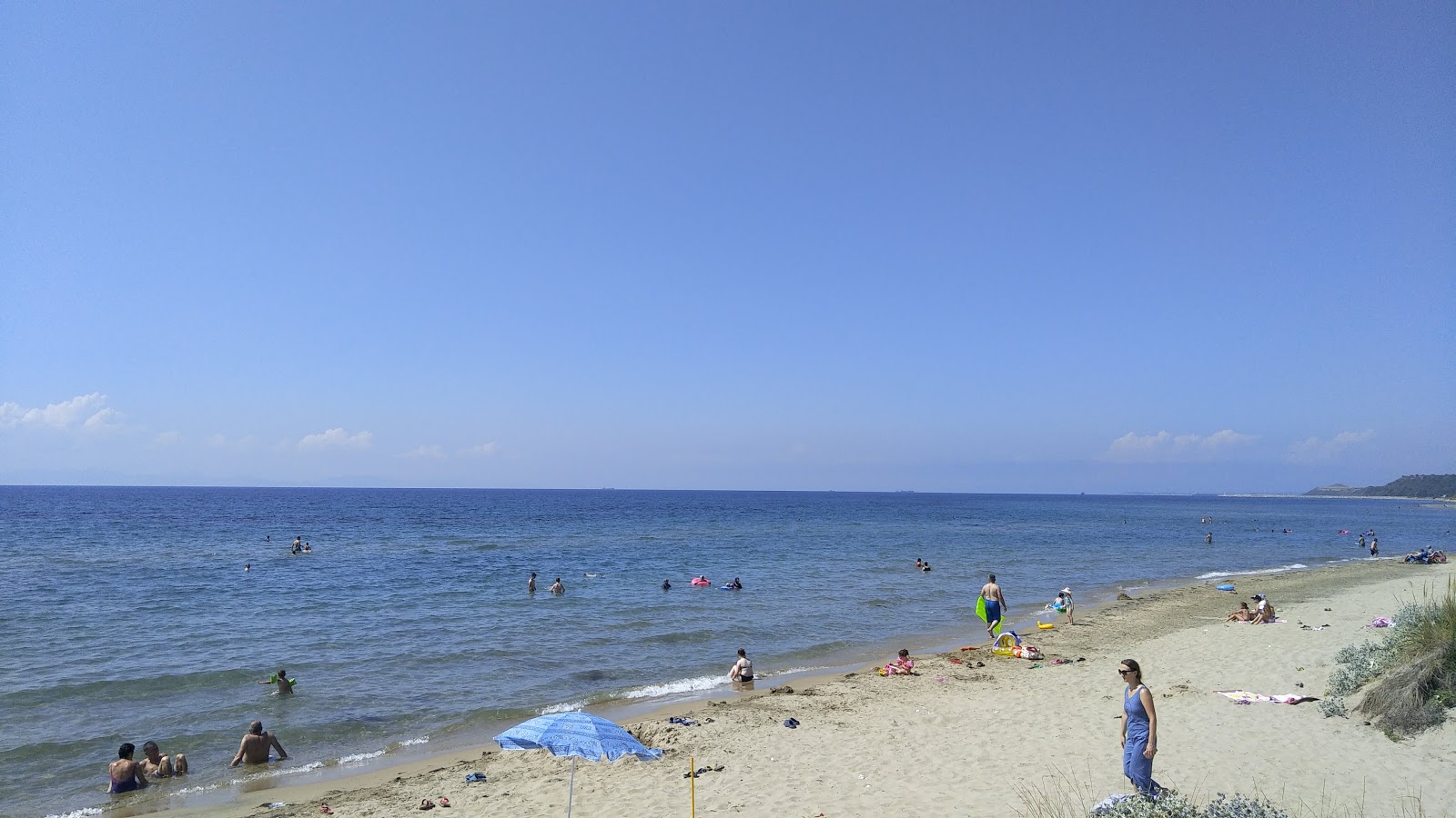 Foto di Vicar beach sorretto da scogliere