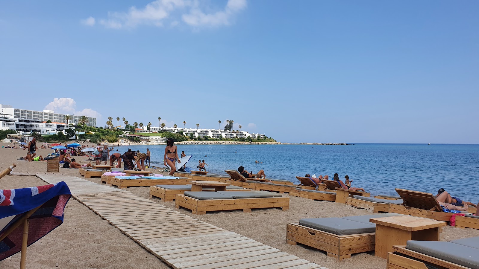 Foto di Paralia Kallitheas con una superficie del acqua cristallina