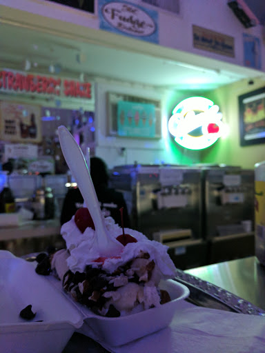 Frozen Yogurt Shop «Flavors Dessert Cafe», reviews and photos, 216 Front St, Greenport, NY 11944, USA