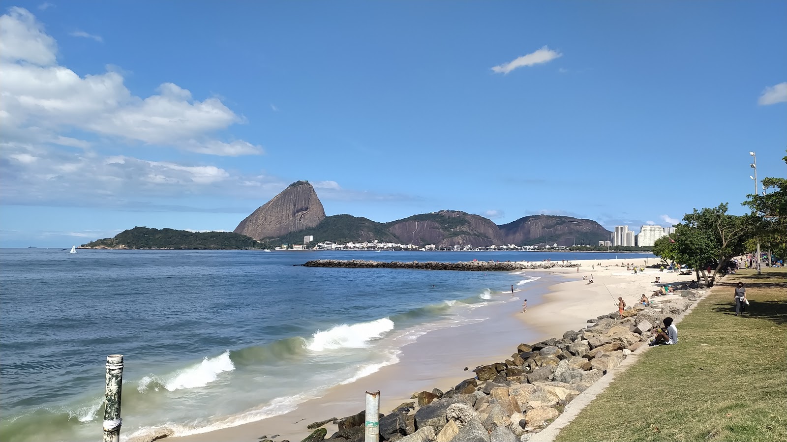 Fotografie cu Praia do Flamengo - locul popular printre cunoscătorii de relaxare