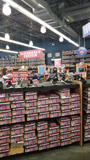 Shoe Store «SKECHERS Factory Outlet», reviews and photos, 4801 W North Ave, Chicago, IL 60639, USA