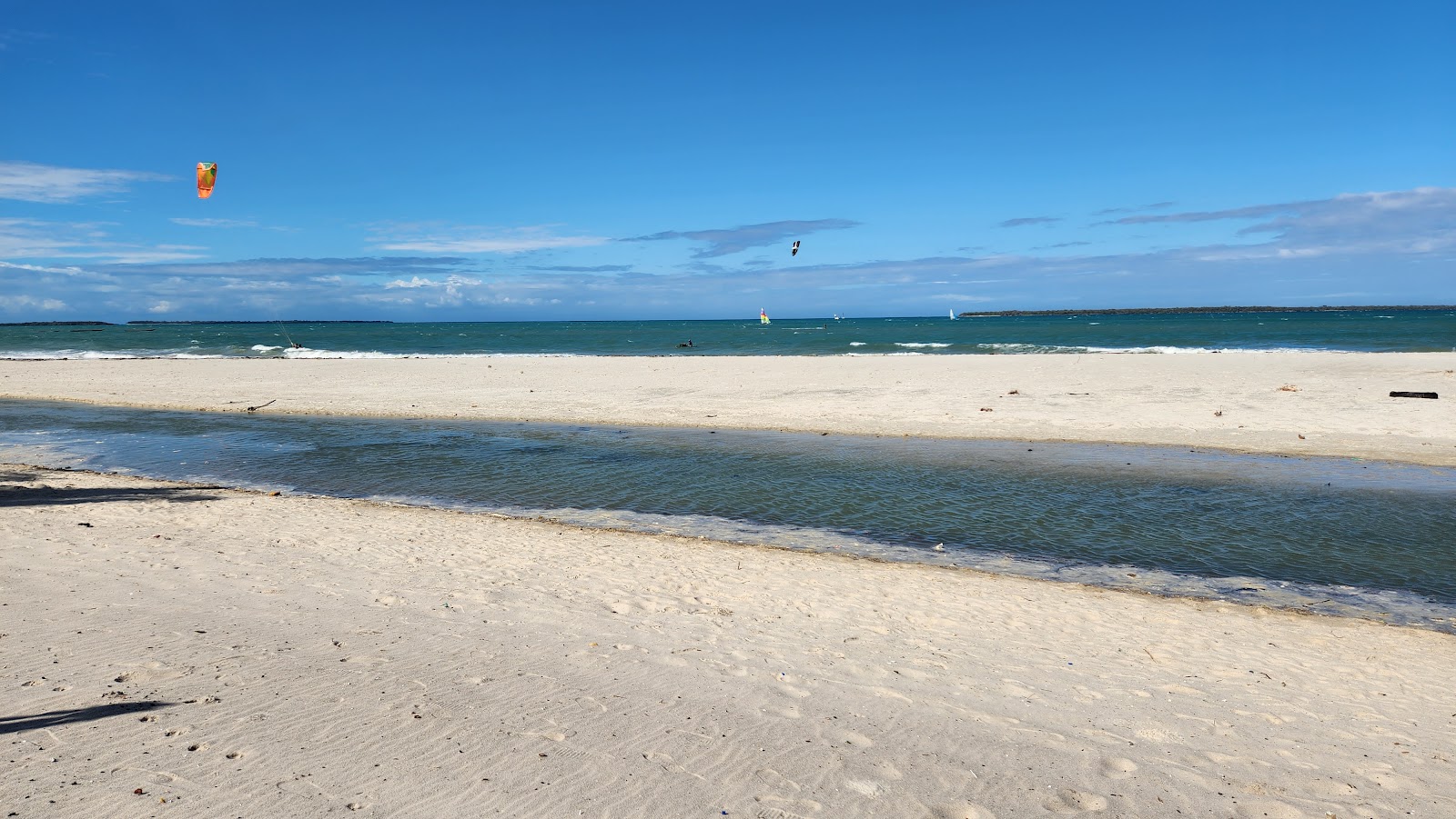 Fotografija Mbezi Beach z svetel pesek površino