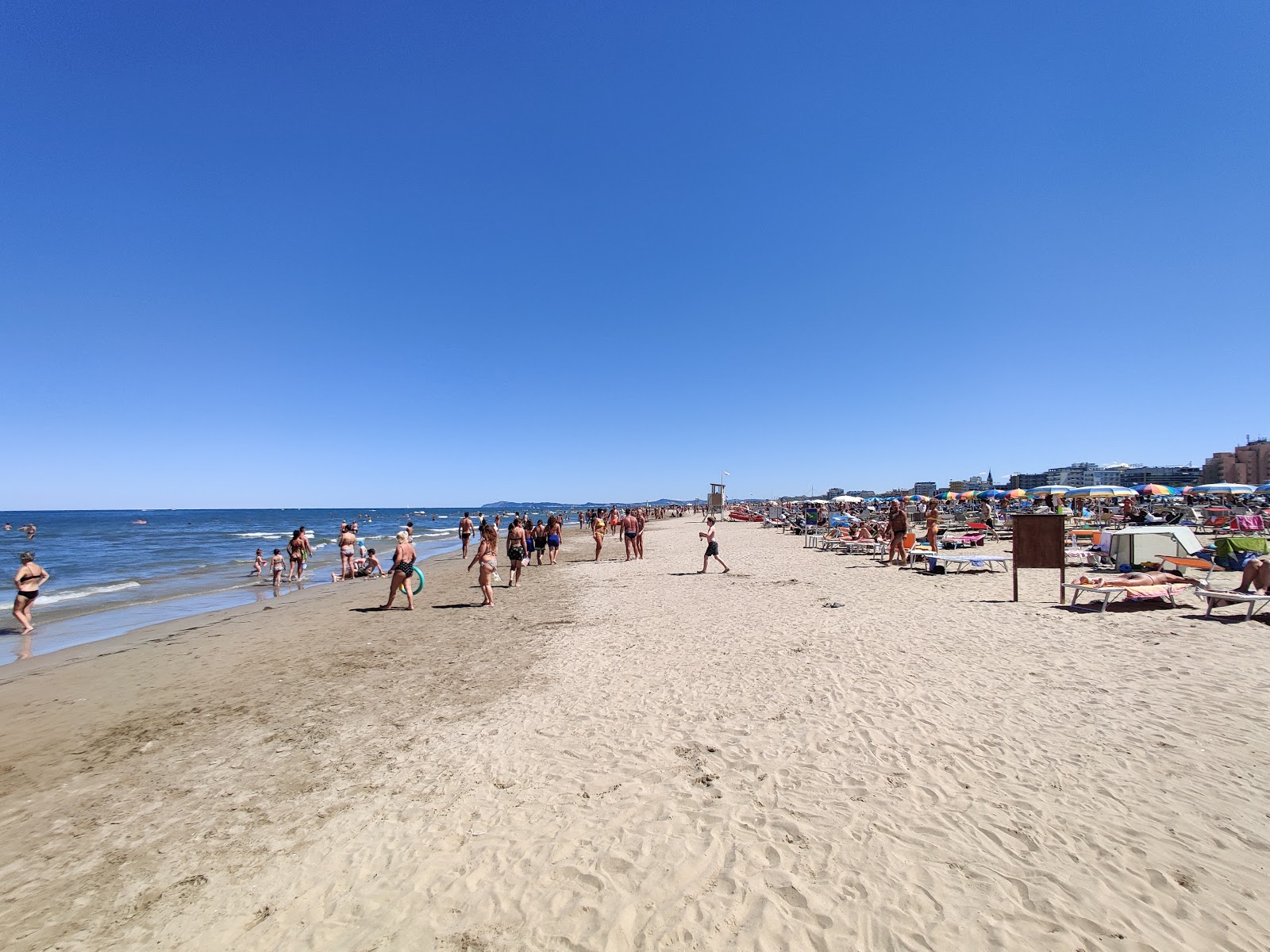 Photo de Rimini beach avec l'eau turquoise de surface