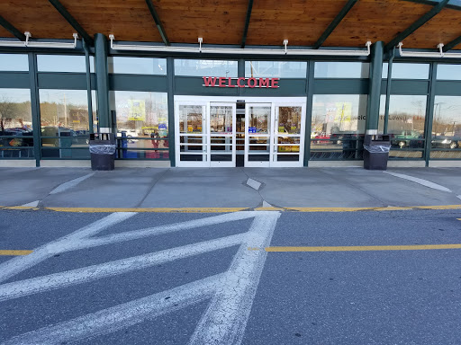 Grocery Store «Hannaford Supermarket», reviews and photos, 777 Rogers St, Lowell, MA 01852, USA