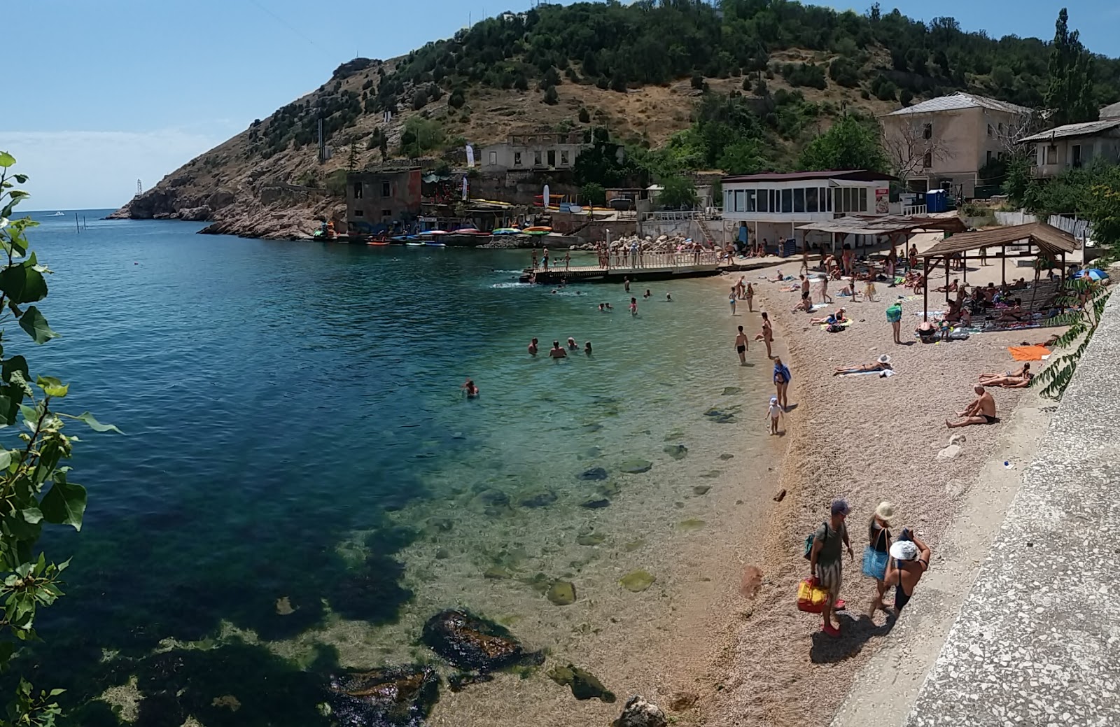 Foto van Mramornyy beach ondersteund door kliffen