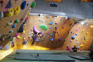 Climbing gym Sunny Rock Numazu image