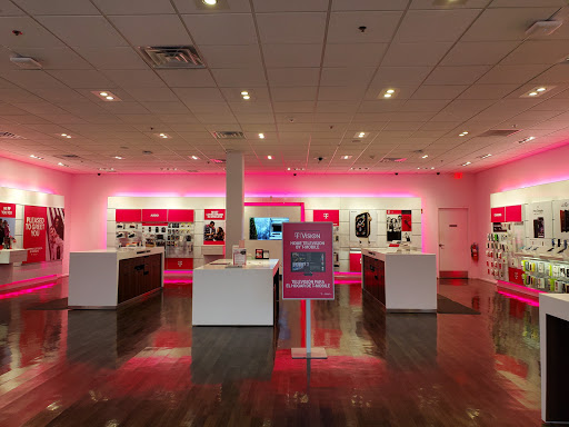 Cell Phone Store «T-Mobile», reviews and photos, 1007 S Rand Rd, Lake Zurich, IL 60047, USA