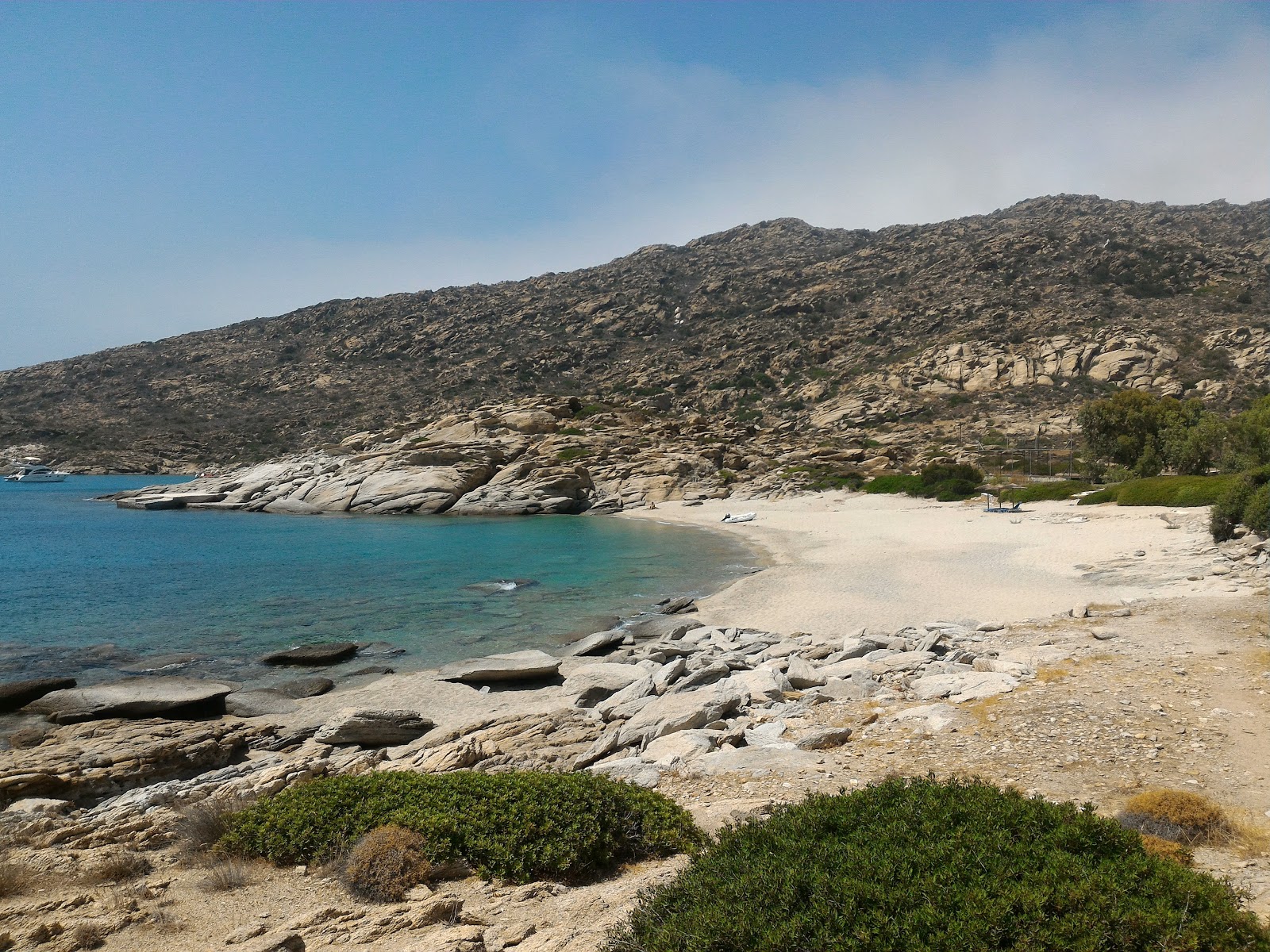 Santorini beach'in fotoğrafı parlak kum yüzey ile