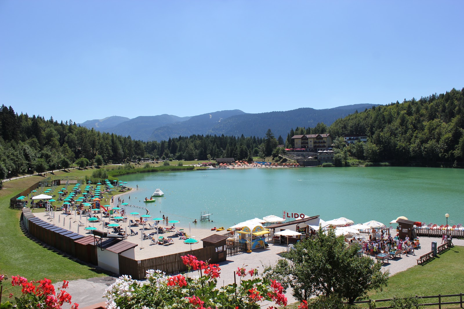 Foto von Lido Bau Beach - Lago di Lavarone mit gras Oberfläche