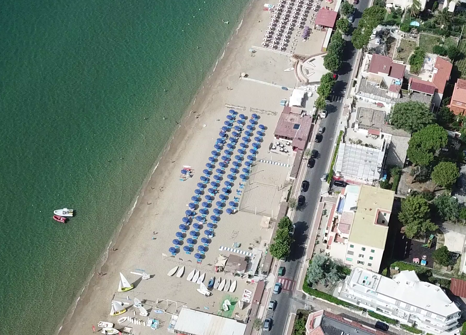 Foto van Spiaggia di Vindicio ondersteund door kliffen