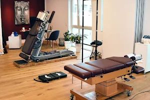 manual medicine center - amerikanische Chiropraktik und Osteopathie image