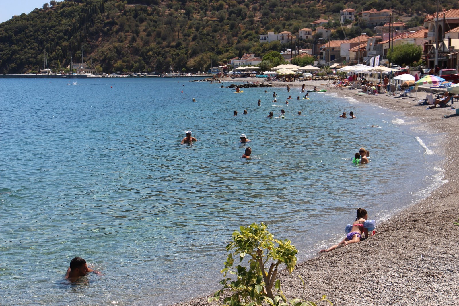 Paralia Tirou'in fotoğrafı - rahatlamayı sevenler arasında popüler bir yer