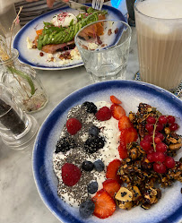 Granola du Restaurant servant le petit-déjeuner AZUR CAFÉ BRUNCH & COFFEE CHAMPS-ELYSÉES à Paris - n°18