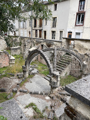 Jardin de ruines à Bar-sur-Aube