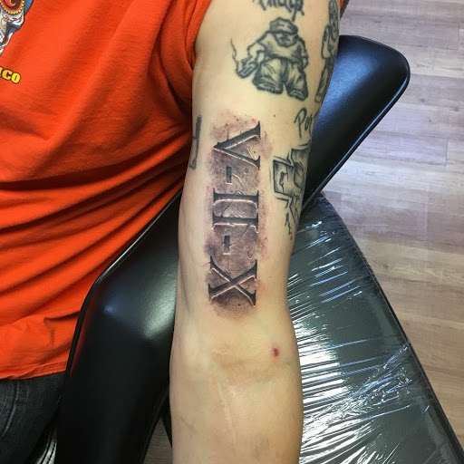 Tattoo Shop «Crossbones Tattoo & Piercings», reviews and photos, 19051 San Carlos Blvd #10, Fort Myers Beach, FL 33931, USA