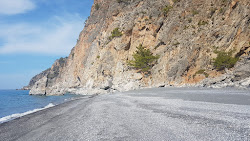 Foto av Monk beach och dess vackra landskap