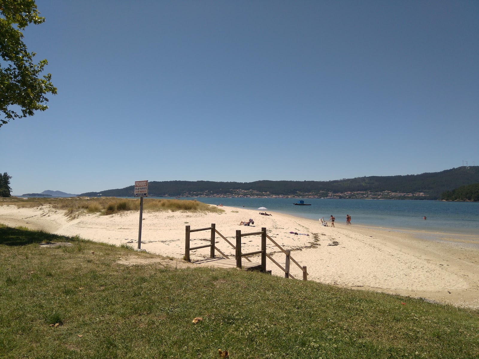 Fotografie cu Praia de Testal cu o suprafață de apă pură albastră