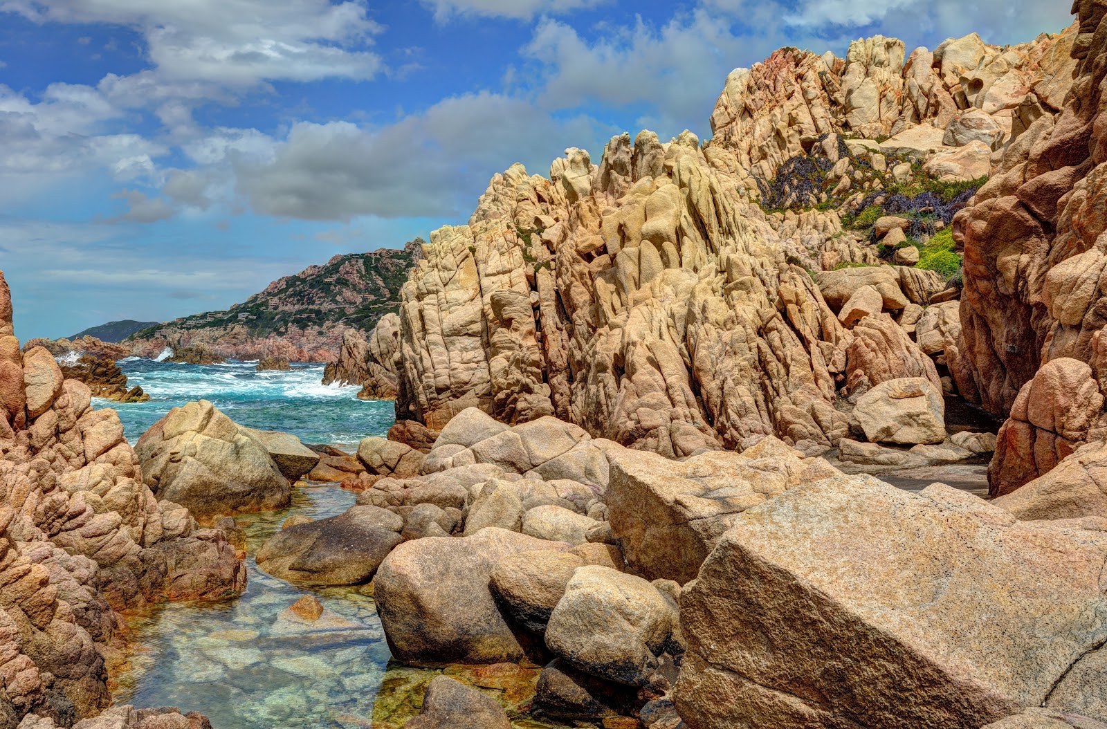 Foto von Li Baietti Beach umgeben von Bergen