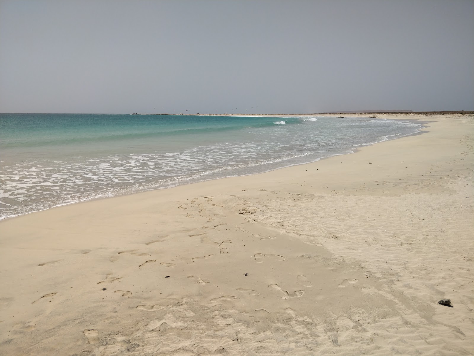 Zdjęcie Praia de Abrabas z powierzchnią jasny, drobny piasek