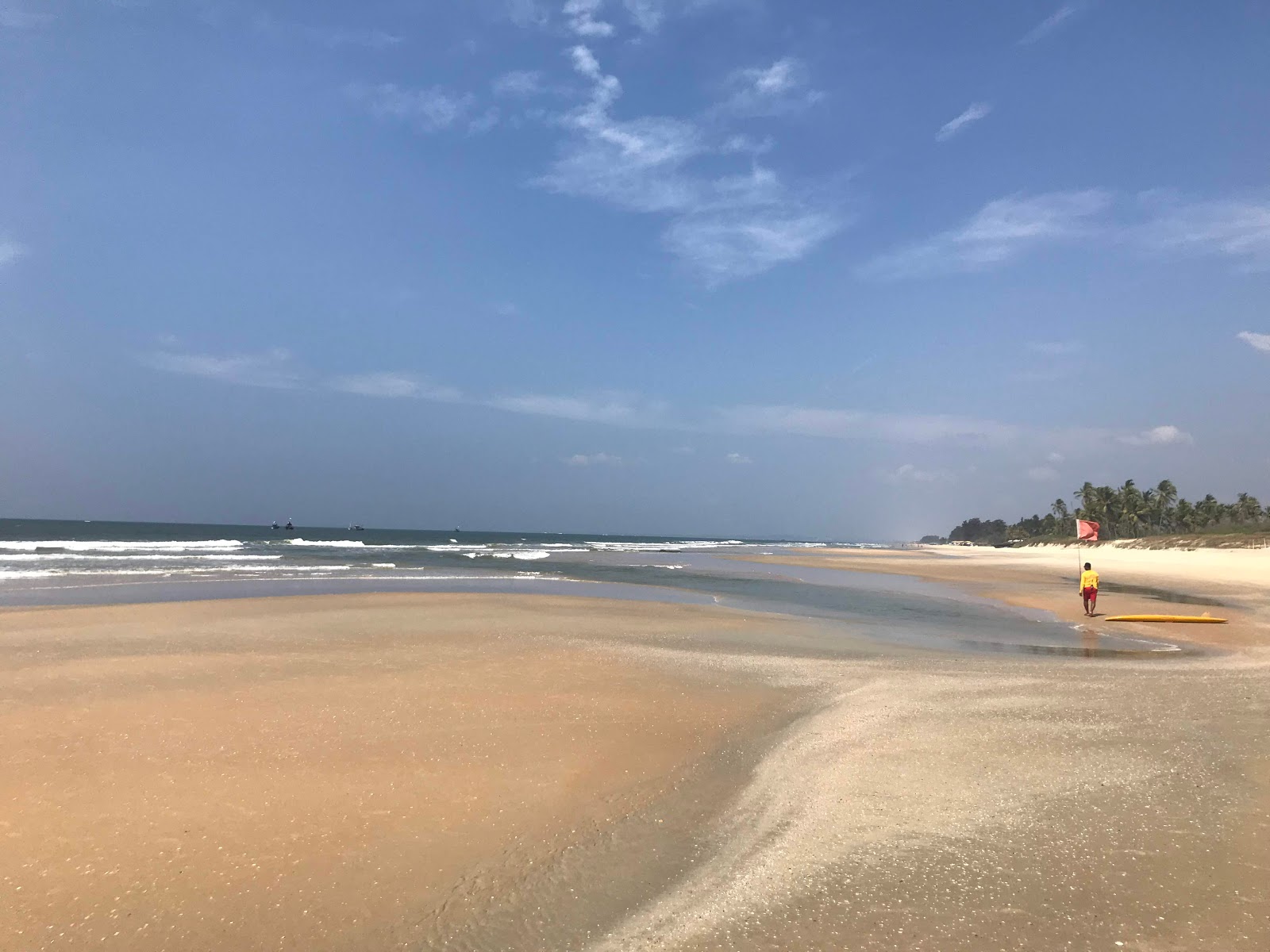 Foto de Carmona Beach - lugar popular entre os apreciadores de relaxamento