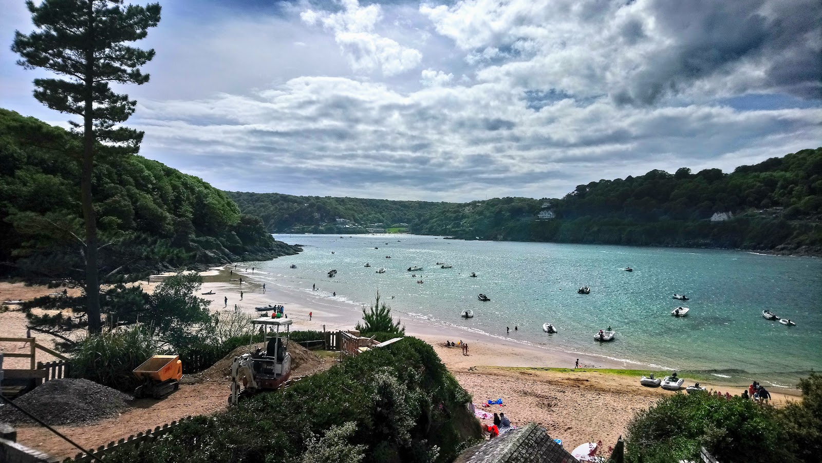 Mill Bay'in fotoğrafı dağlarla çevrili