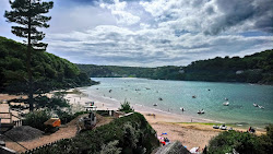 Mill Bay'in fotoğrafı dağlarla çevrili