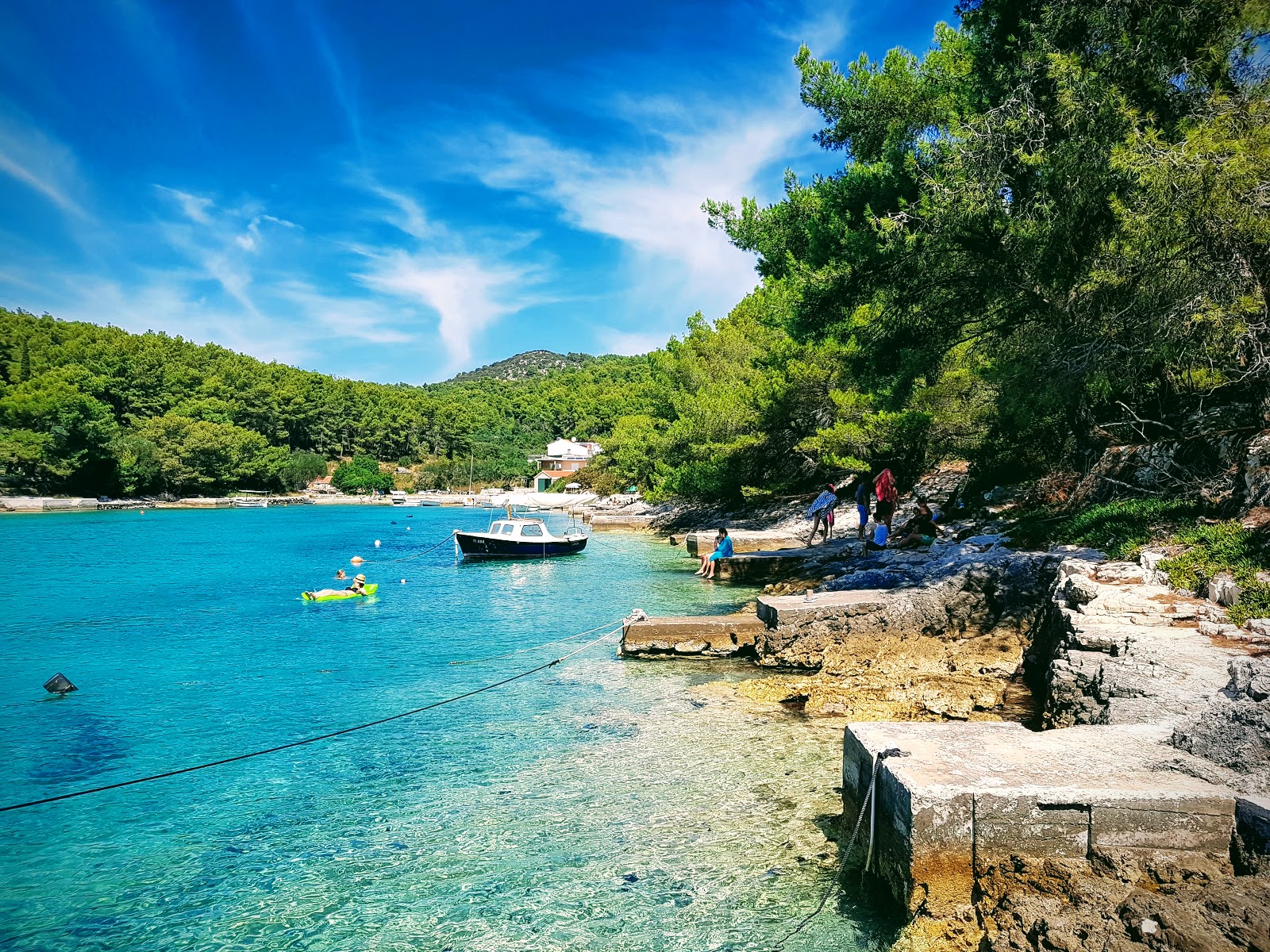 Foto von Slatina beach mit heller kies Oberfläche